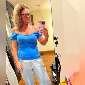 AE ON/OFF SHOULDER TOP